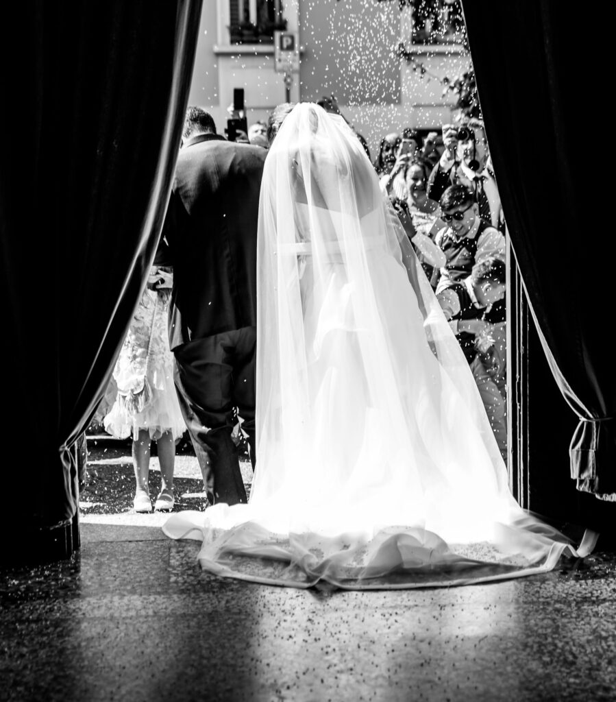 Uscita degli sposi lancio del riso foto di matrimonio Civitanova Marche Monica Palloni fotografa
