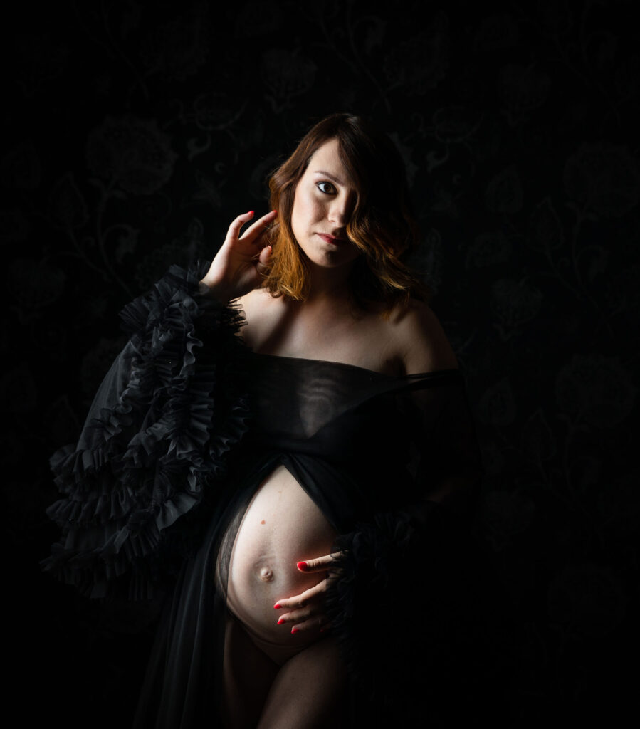 Ritratto di gravidanza donna vestita di nero con pancione servizio fotografico Monica Palloni Civitanova Marche