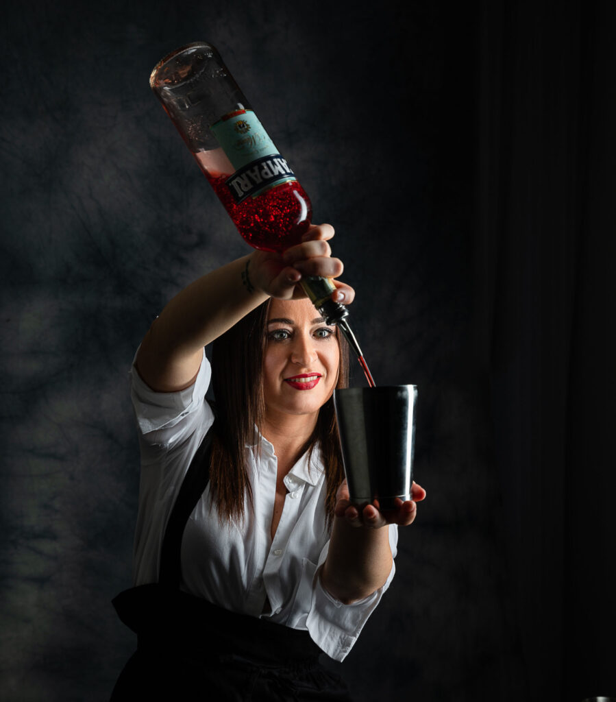 ritratto di donna barwoman bartender a Civitanova Marche Monica Palloni servizio fotografico