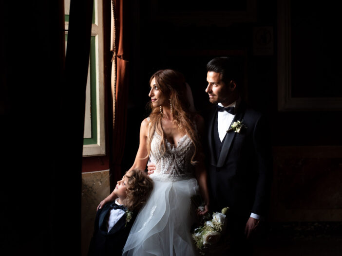 Foto di sposi nel salone di Villa Buonaccorsi Potenza Picena fotografo di matrimonio Monica Palloni fotografa