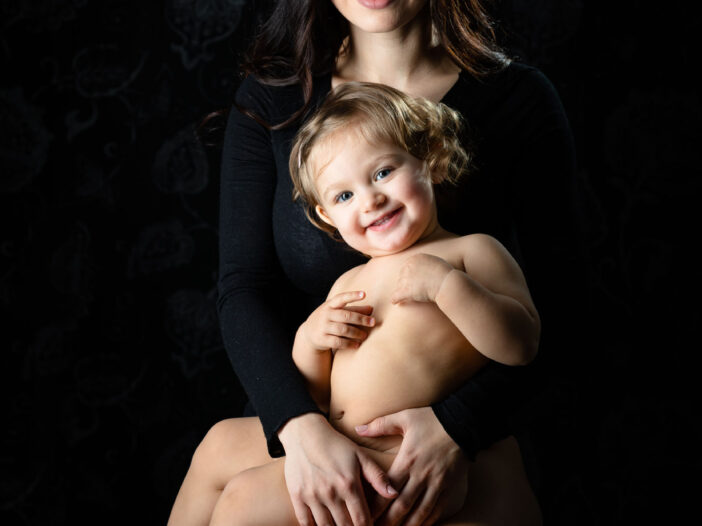 Ritratto di donna con bambina motherhood a Civitanova Marche Monica Palloni studio fotografico