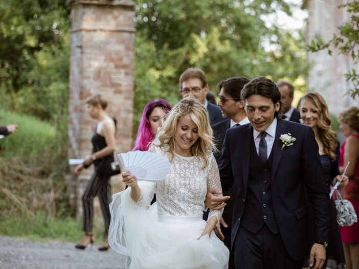 Coppia di Sposi arrivano in location fotografo di matrimoni Civitanova Marche Monica Palloni