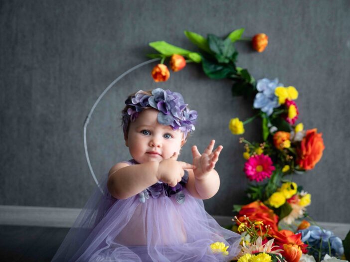 foto neonato con fiori in studio servizio fotografico bambina con vestito in tulle viola Monica Palloni Civitanova Marche