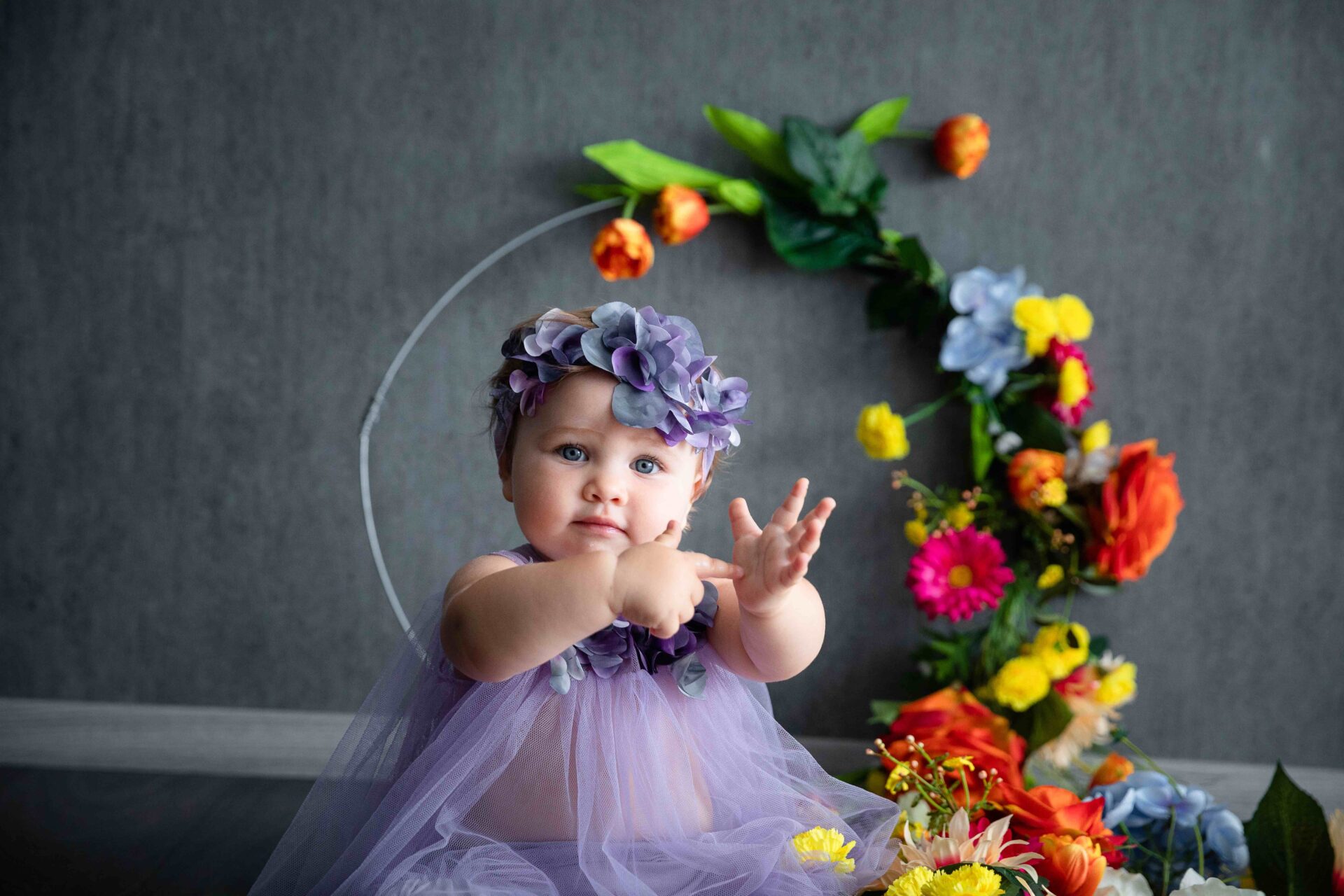 foto neonato con fiori in studio servizio fotografico bambina con vestito in tulle viola Monica Palloni Civitanova Marche
