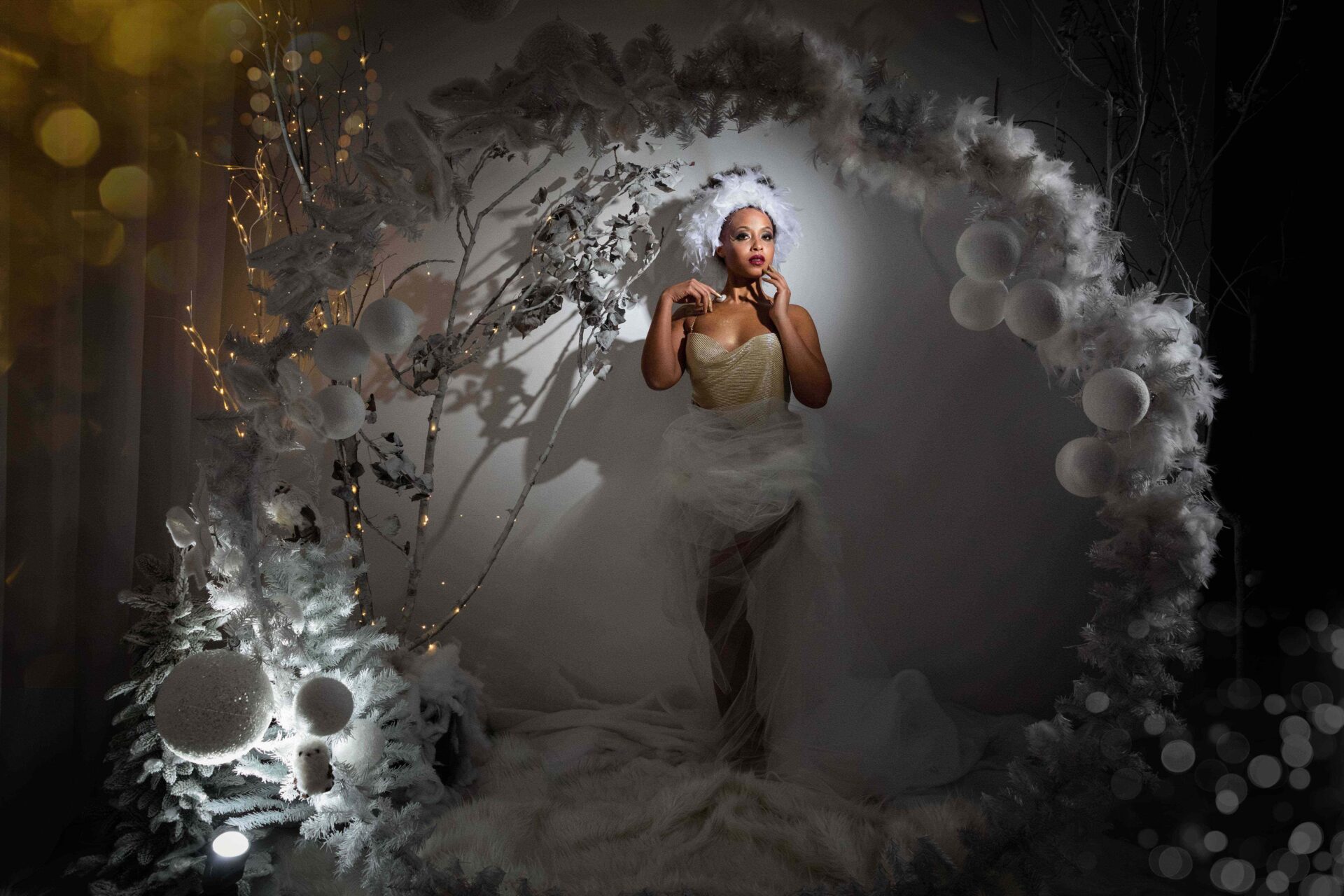 Donna fotografata in studio fotografico in un arco di pampas bianchi sessione foto Monica Palloni Civitanova Marche